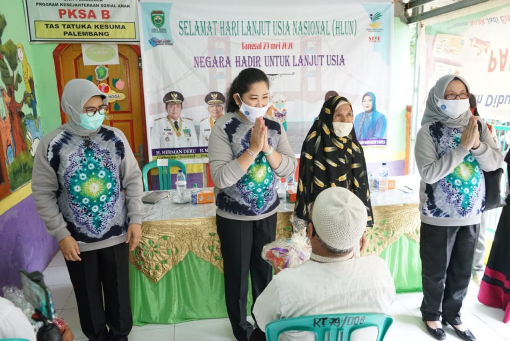 Peduli Lansia, Feby Deru Salurkan Ratusan Paket Bantuan ke Empat Panti Sosial