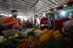 Peduli Pedagang Pasar Tradisional, Feby Deru Beri Bantuan APD