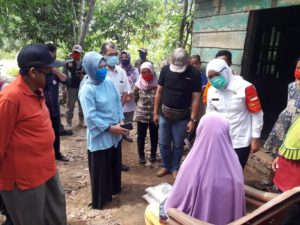 Temukan Warga Sakit, Wawako Palembang Bawa Ke RS Bari