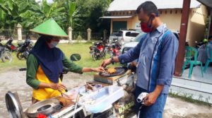 Penjual Sate Bakso Panen Rejeki di Sosialisasi TMMD