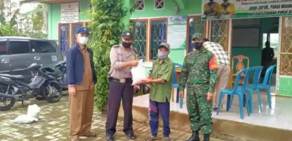 Menjelang Ulang Tahun Bhayangkara Ke 74 Polsek Dempo Tengah Bagikan Sembako Kepada Masyarakat