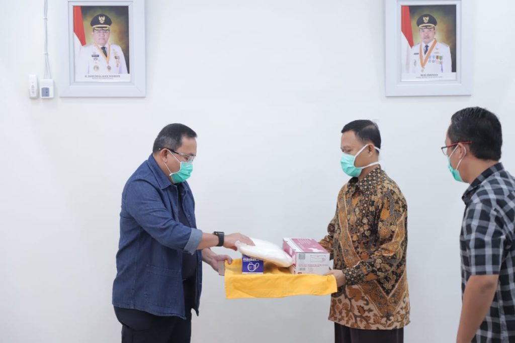 Dodi Reza Salurkan Bantuan APD Ke RS Muhammadiyah Palembang