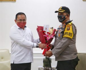 Kapolres Berikan Buket Bunga Tanda Cinta Kasih Polri Ke Pemkab Muba