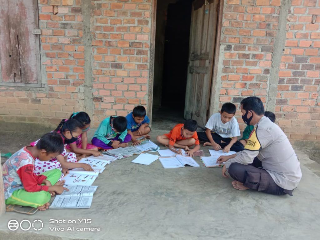 Polsek Babat Supat Ajarkan Pola Hidup Sehat Di Tengah Pandemi Covid-19