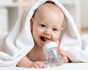 Usia Berapa Bayi Boleh Minum Air Putih? Dan Berapa Banyak?