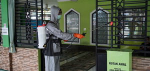 Menuju New Normal Sejumlah Masjid 4 Lawang Disemprot Disenfektan