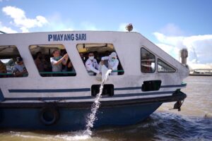 Fitri Kembali Sebar Benih Ikan Di Sungai Musi