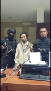 Aktifitas di Luar Rumah bawa Sajam, Pria Ini Ditangkap Polisi