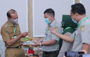 BPTP Serahkan Kalung Eucalyptus Penangkal Virus Covid-19 Kepada Walikota Palembang