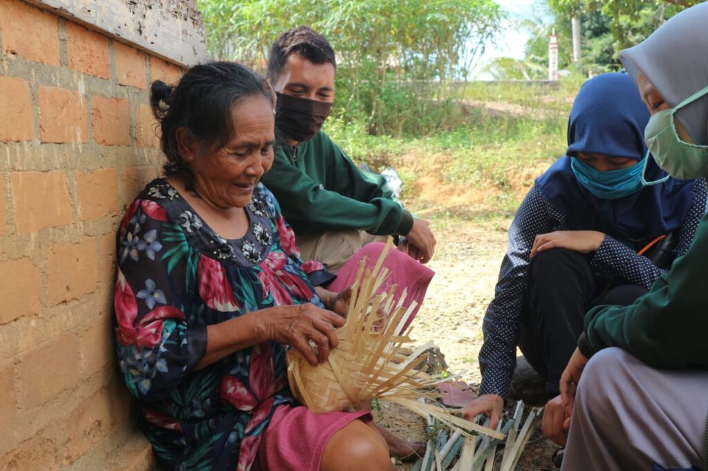 Kreasi Anyaman Wadah Daging Qurban Di Babat Supat