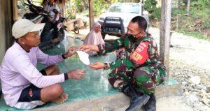Aksi Bagi-Bagi Masker Terus Dilakukan di Penghujung TMMD
