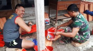 TNI Satgas Masih Sempatkan Bantu Ngecat Genteng Warga
