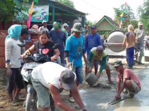 Antusias Warga Bantu Satgas TMMD Sampai Batas Akhir