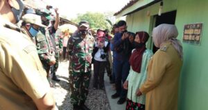 Irjenad Letjen TNI Mochamad Effendi Kunjungi Rumah Mbah Rasiyem