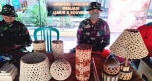 Potensi Wilayah, Pamerkan Kerajinan Limbah Janggel Saat Kunjungan Irjenad
