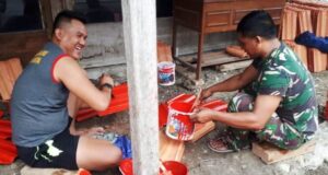 Sempatkan Waktu, Satgas TMMD Bantu Cat Genteng Di Rumah Warga