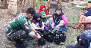 Satgas TMMD Ajari Anak Tambakselo Tanam Sayur Dengan Media Polybag