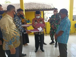 Bupati OKU Timur Bagikan BLT Dana Desa