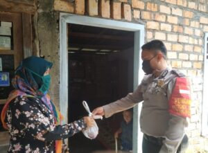 Cegah Kerumunan Masa, Polres Muara Enim Bagikan Daging Ke Rumah Warga