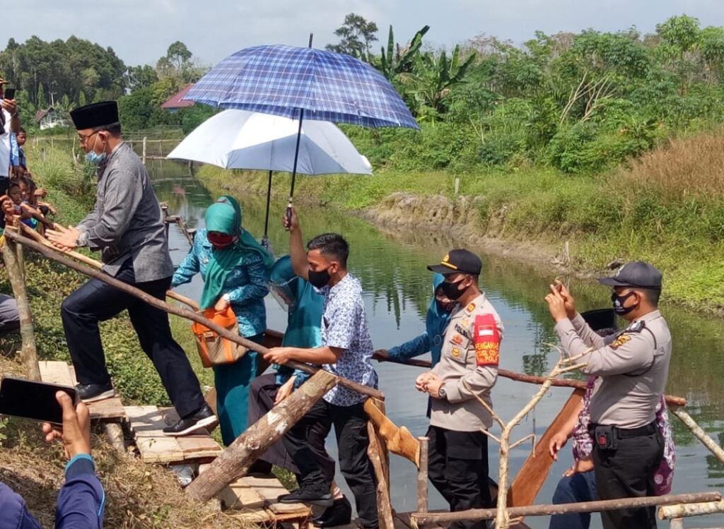 Memasuki Musim Kemarau PLT Bupati Muara Enim Lepas Bibit Ikan Baung