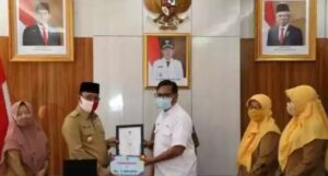 Juarsah Serahkan Piala Lomba Perpustaakan Tingkat Provinsi