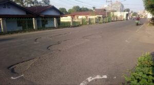 Jalan Rusak di Tengah Kota Lahat Sebabkan Banyak Lakalantas