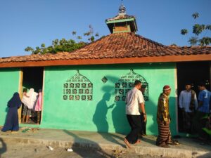Nyamannya Sholat Id di Mushola Yang Telah Direhab Tentara