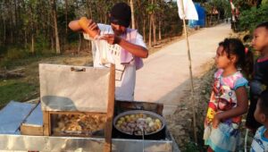 Pedagang Bakso Yang Diuntungkan Jalan TMMD