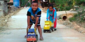 Anak-Anak Yang Puaskan Diri Bermain di Jalan TMMD