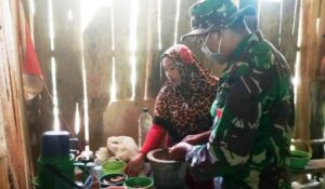 Rindu Dibantu Tentara Saat Racik Jamu Tradisional