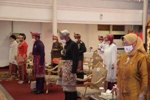 Kenakan Baju Adat, Herman Deru Upacara HUT RI Bersama Presiden Secara Virtual