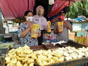 Pulihkan Ekonomi Usaha Kecil, Pemkab Muba Bagikan Minyak Goreng dan Masker