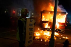 Malam Kedua Kerusuhan Di Kenosha Setelah Polisi AS Menembak Pria Kulit Hitam