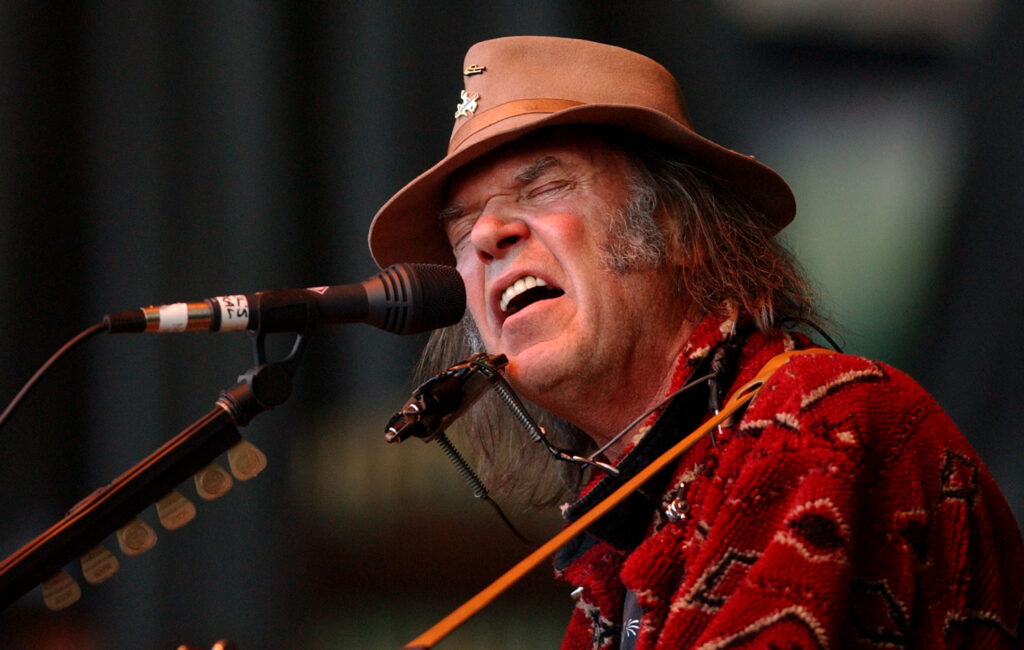 Pakai  Rockin in the Free World Lagu Untuk Kampanye, Trump Di Tuntut Neil Young