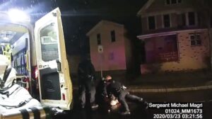 Pria Kulit Hitam Meninggal Setelah Polisi AS menutup Kepalanya