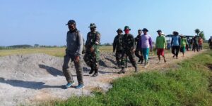 Penuh Semangat, Warga Bersama TNI Berangkat ke Lokasi TMMD