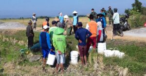 Demi Sukseskan TMMD Reguler Ke 109, Warga Rela Antri Air