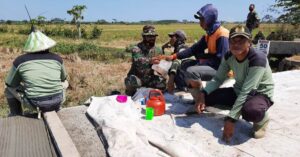 Indahnya Anggota Satgas TMMD Berbagi Makanan Dengan Warga