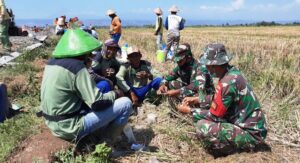 Anggota Satgas Dikenalkan ” TINGWE ” di Lokasi TMMD