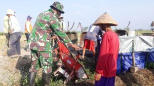 Bersihkan Alat Angkong Anggota Kodim 0715/Kendal dan Warga