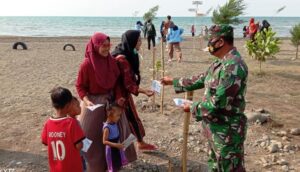 Cegah Virus Corona, Satgas TMMD Terus Membagikan Masker Gratis di Sendangkulon