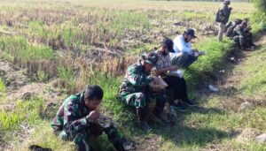Bentuk Sinergitas, Danramil dan Kepala Desa Makan Siang di Lokasi TMMD
