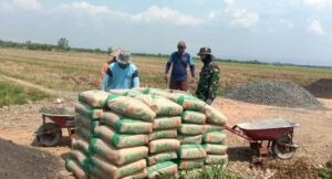 Pengedropan material semen di lokasi TMMD ke 109 Kodim 0715/Kendal