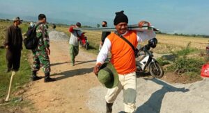Warga Berama TNI mengangkat material Besi TMMD ke 109 Kodim 0715/Kendal