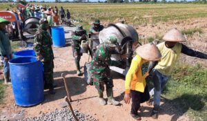 Satgas TMMD Kompak Pindahkan Mesin Molen Bersama Warga