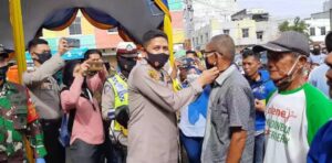 Tekan Angka Penularan Covid-19, Polres Lahat Kembali Bagikan Masker Pada Warga