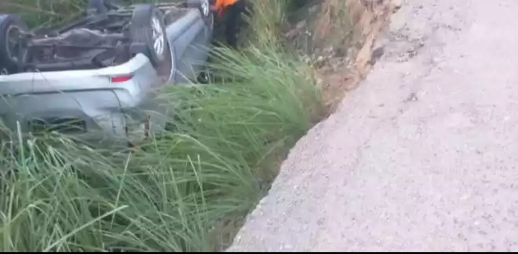 Jalan Longsor Tanpa Papan Peringatan Bikin Mobil Nyungsep