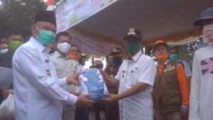 Bupati Bersama Tim Gugus Covid 19 Bagikan Sembako dan Masker