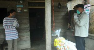 Pemkab OKUT Berikan Bantuan Sembako Bagi Masyarakat Terdampak Pandemi Covid-19