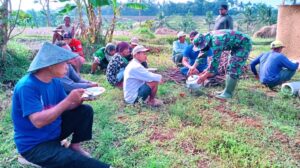 TNI Terus Jalin Keakraban Dengan Warga Jatiwarno